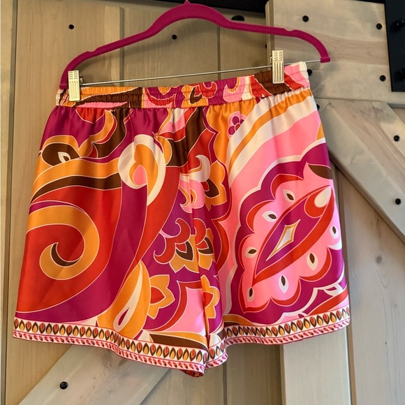 LIKE NEW Express Vibrant Patterned Shorts - Picture 5 of 5